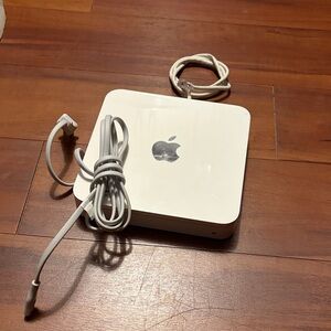 Apple Wireless Router in White A1254